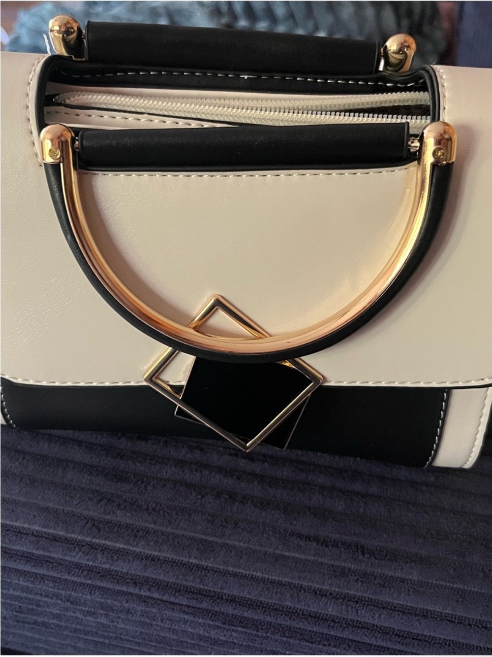 Elegant Two-Tone Black and White Women's Crossbody Handbag with Gold Accent